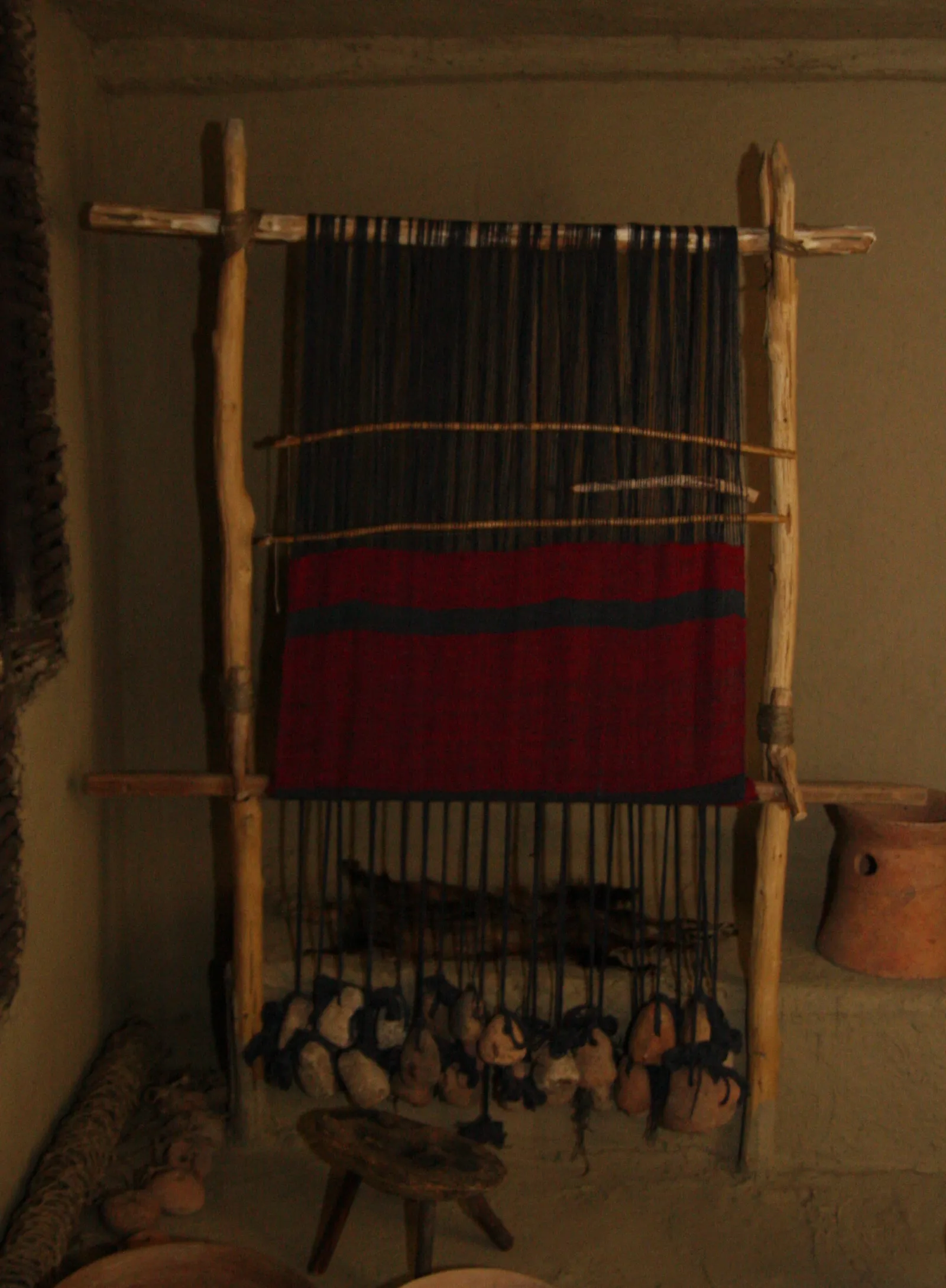 출처: https://upload.wikimedia.org/wikipedia/commons/2/2e/VerticalLoom.JPG