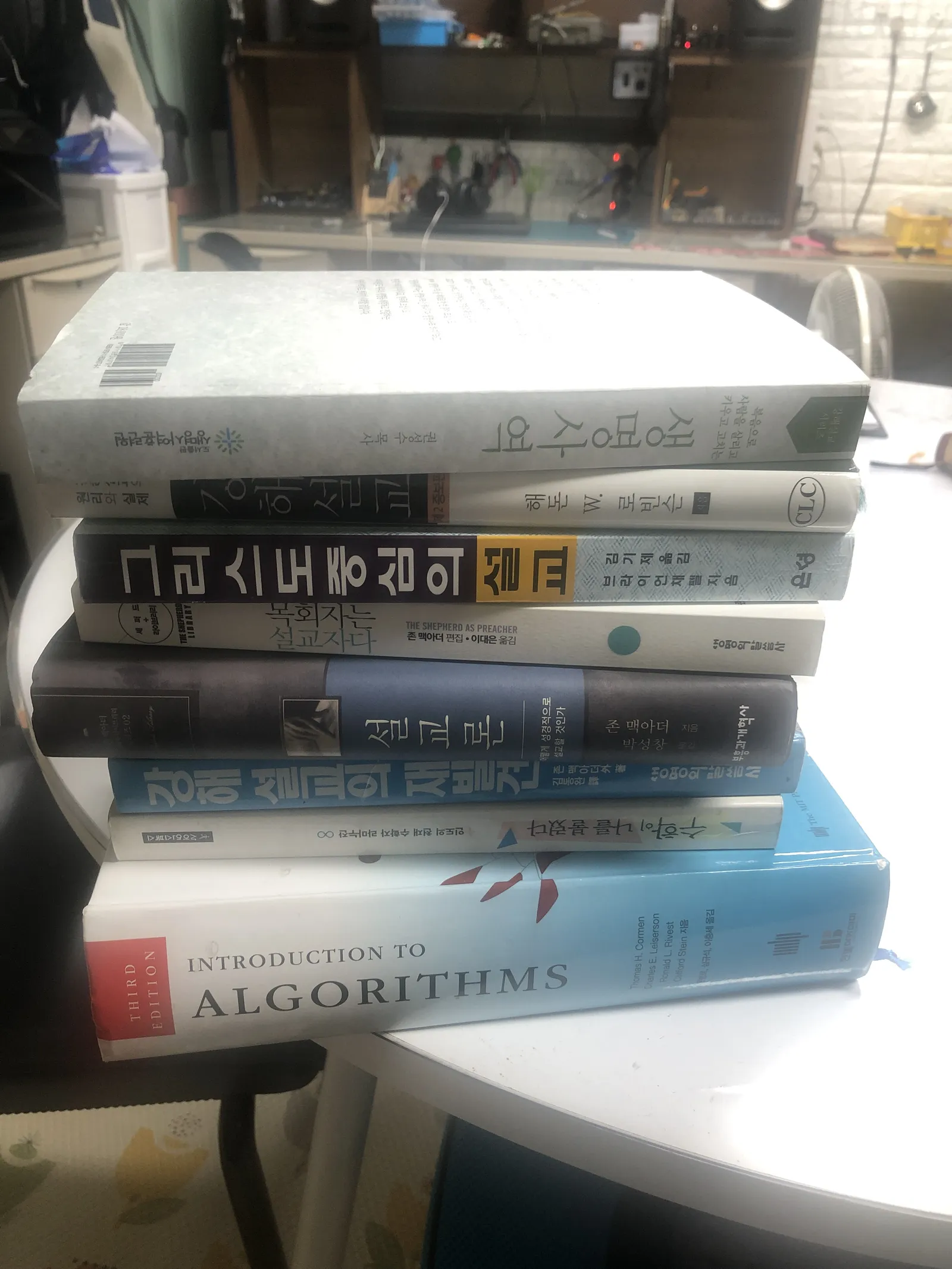 <골리앗의 창 날 무게(7kg) 만큼 저울에 달아 쌓아본 책>